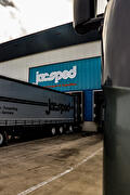 Jacsped vrachtwagen wordt ingeladen bij distributiecentrum